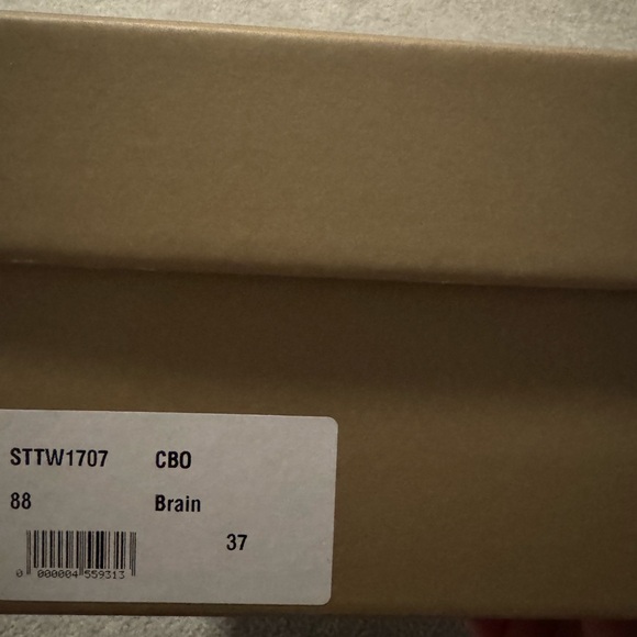 New in box- Italian fringe sneakers - Picture 6 of 8